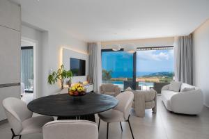 TV a/nebo společenská místnost v ubytování Agrilia Luxury Villa Trapezaki