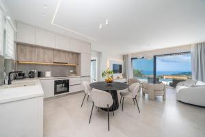 Kuchyň nebo kuchyňský kout v ubytování Agrilia Luxury Villa Trapezaki