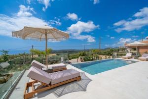 Bazén v ubytování Agrilia Luxury Villa Trapezaki nebo v jeho okolí