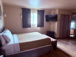 Postel nebo postele na pokoji v ubytování Adobe Inn Durango