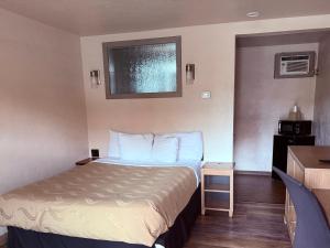 Postel nebo postele na pokoji v ubytování Adobe Inn Durango