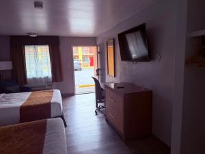 TV a/nebo společenská místnost v ubytování Adobe Inn Durango