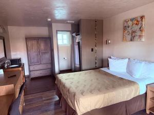 Postel nebo postele na pokoji v ubytování Adobe Inn Durango