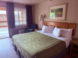Postel nebo postele na pokoji v ubytování Adobe Inn Durango