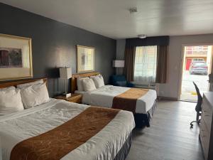 Postel nebo postele na pokoji v ubytování Adobe Inn Durango