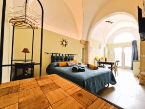 a bedroom with a bed and a wooden table at A casa di Marina Mare Centro posto auto in zona in Porto Cesareo
