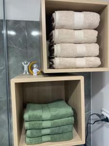 a wooden shelf with towels in a bathroom at DBO Vivo 3 Rooms in Baia Mare +28 photos
