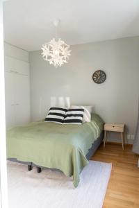 Ένα ή περισσότερα κρεβάτια σε δωμάτιο στο One bedroom apartment by the lake with large balcony