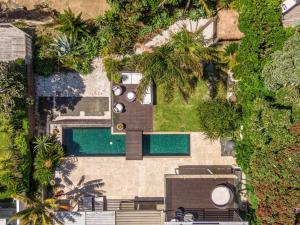 Una vista aérea de una casa con piscina. en Takapuna Clifftop with Pool and Hot Tub, en Auckland