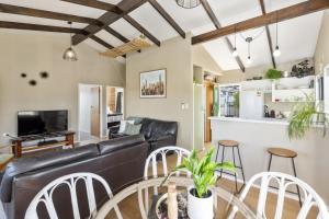 Μια τηλεόραση ή/και κέντρο ψυχαγωγίας στο Kaihua Cabin, Modern 3BR With Mt Tauhara Views