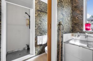 Ένα μπάνιο στο Kaihua Cabin, Modern 3BR With Mt Tauhara Views +18 φωτογραφίες