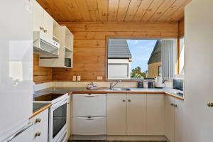 Η κουζίνα ή μικρή κουζίνα στο Central Taupo Home, Walk to Shops and Dining