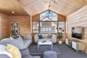 Χώρος καθιστικού στο Central Taupo Home, Walk to Shops and Dining +10 φωτογραφίες