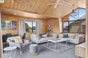 Χώρος καθιστικού στο Central Taupo Home, Walk to Shops and Dining