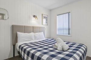 Ένα ή περισσότερα κρεβάτια σε δωμάτιο στο Central Taupo Home, Walk to Shops and Dining