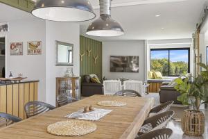 Posezení v ubytování Elevated Taupo Hideaway With Views and Designer Comfort