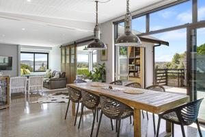 Posezení v ubytování Elevated Taupo Hideaway With Views and Designer Comfort