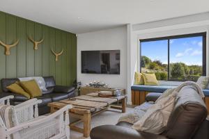 Posezení v ubytování Elevated Taupo Hideaway With Views and Designer Comfort