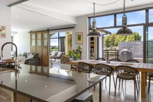 Posezení v ubytování Elevated Taupo Hideaway With Views and Designer Comfort