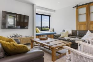 Posezení v ubytování Elevated Taupo Hideaway With Views and Designer Comfort