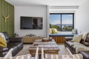 Posezení v ubytování Elevated Taupo Hideaway With Views and Designer Comfort