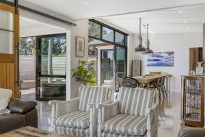Posezení v ubytování Elevated Taupo Hideaway With Views and Designer Comfort