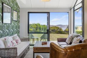 Posezení v ubytování Elevated Taupo Hideaway With Views and Designer Comfort