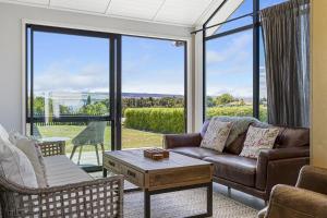 Posezení v ubytování Elevated Taupo Hideaway With Views and Designer Comfort