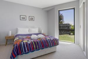 Postel nebo postele na pokoji v ubytování Elevated Taupo Hideaway With Views and Designer Comfort