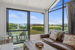 Posezení v ubytování Elevated Taupo Hideaway With Views and Designer Comfort