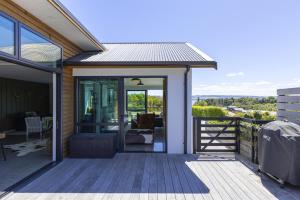 Balkón nebo terasa v ubytování Elevated Taupo Hideaway With Views and Designer Comfort