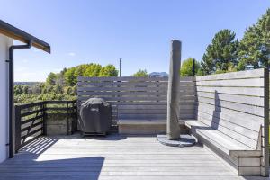 Balkón nebo terasa v ubytování Elevated Taupo Hideaway With Views and Designer Comfort