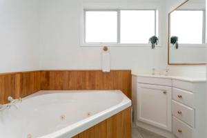 Bilik mandi di Spacious Nukuhau Stay Near Town With Parking and Comfort +19 gambar