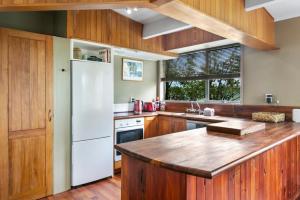 Dapur atau dapur kecil di Spacious Nukuhau Stay Near Town With Parking and Comfort