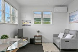 Posezení v ubytování Wanderlust Retreat- Quaint and Romantic Cottage