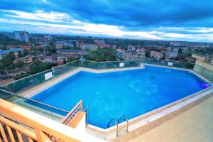 a large swimming pool on top of a building at Cozy Home Near Wilson Airport & Giraffe Center in Nairobi