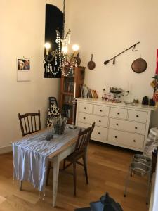una sala da pranzo con tavolo, sedie e comò di Rum mitt i centrala Helsingborg a Helsingborg