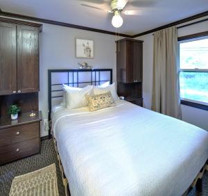 Postel nebo postele na pokoji v ubytování Lakeside Villa & Nordic Spa + 75 fotografií