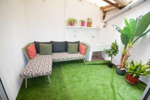 a room with a couch and a table with plants at Casa Menta in Bañeres de Mariola