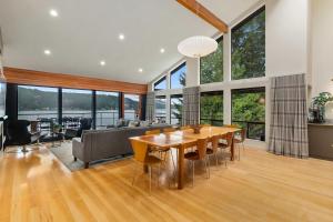 KamilcheにあるLakefront Luxury Stunning Views Dock Hot Tubのテーブルとソファのあるリビングルーム +42枚の写真