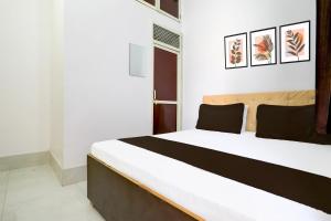 Super Indian Hotel客房内的一张或多张床位