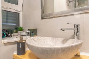 bagno con lavabo in marmo e specchio di Old Town & Ela Place a Spalato (Split) Altre 75 foto