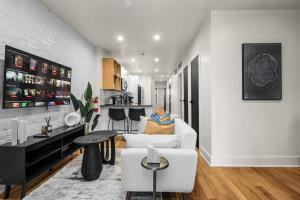 Η κουζίνα ή μικρή κουζίνα στο Prime NYC Location 4BR Spacious Haven +22 φωτογραφίες