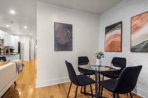 een eetkamer met een tafel en stoelen bij Prime NYC Location 4BR Spacious Haven in New York +22 foto's