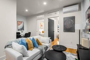 Χώρος καθιστικού στο Prime NYC Location 4BR Spacious Haven