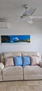 A seating area at Ático frente al mar, un dormitorio "Cielo Azul"