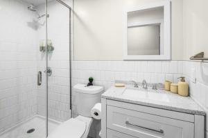 Ένα μπάνιο στο Prime NYC Location 4BR Spacious Haven