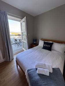 ラヒンチにあるLuxury Apartment 1 min to Beachのベッドとタオル2枚のある寝室 +6枚の写真