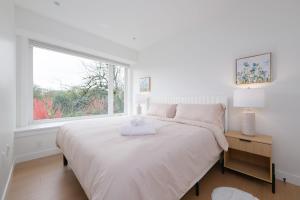 Ένα ή περισσότερα κρεβάτια σε δωμάτιο στο Brand New Spacious Home in Heart of Vancouver
