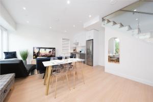 Η κουζίνα ή μικρή κουζίνα στο Brand New Spacious Home in Heart of Vancouver +30 φωτογραφίες